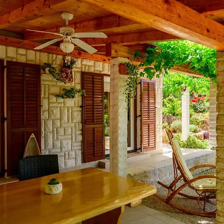 Daire Stone House *